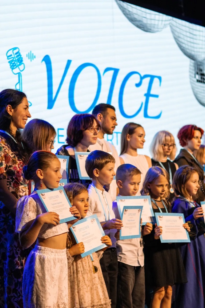 Учні студії з дипломами після концерту